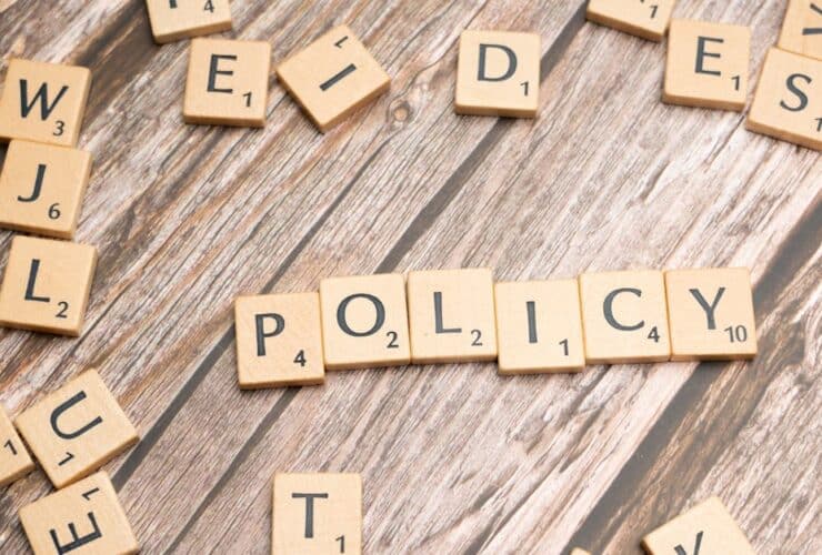 Como transformar regras de IA em testes práticos: a ponte Policy→Tests (P2T)